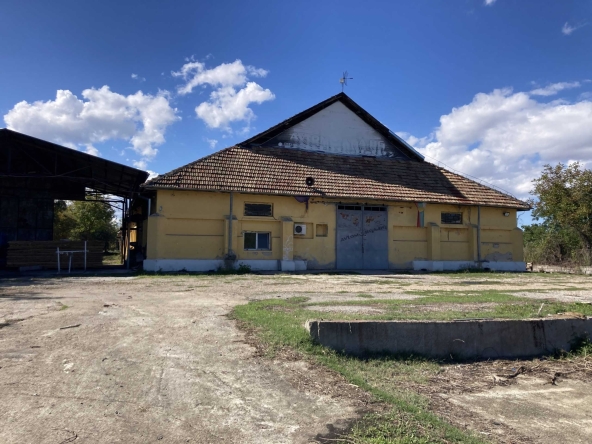 Склад в Горна Оряховица - 1355 кв.м за 200 €/кв.м - Снимка #1