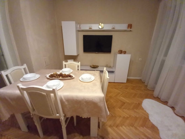 Дава се под наем Тристаен апартамент в Добрич, Център - 80 кв.м за 496.74 € - Снимка #1
