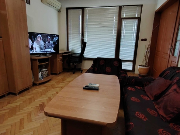 Дава се под наем Тристаен апартамент в Пазарджик, Център - 100 кв.м за 357 € - Снимка #1