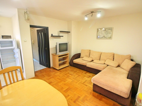 Дава се под наем Двустаен апартамент в Бургас, Център - 60 кв.м за 408 € - Снимка #1