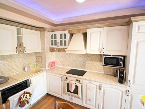 Дава се под наем Тристаен апартамент в Бургас, Център - 85 кв.м за 1200 € - Снимка #1