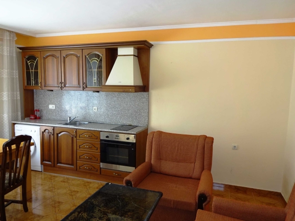 Дава се под наем Двустаен апартамент в к.к. Св.Св. Константин и Елена - 68 кв.м за 204 € - Снимка #1