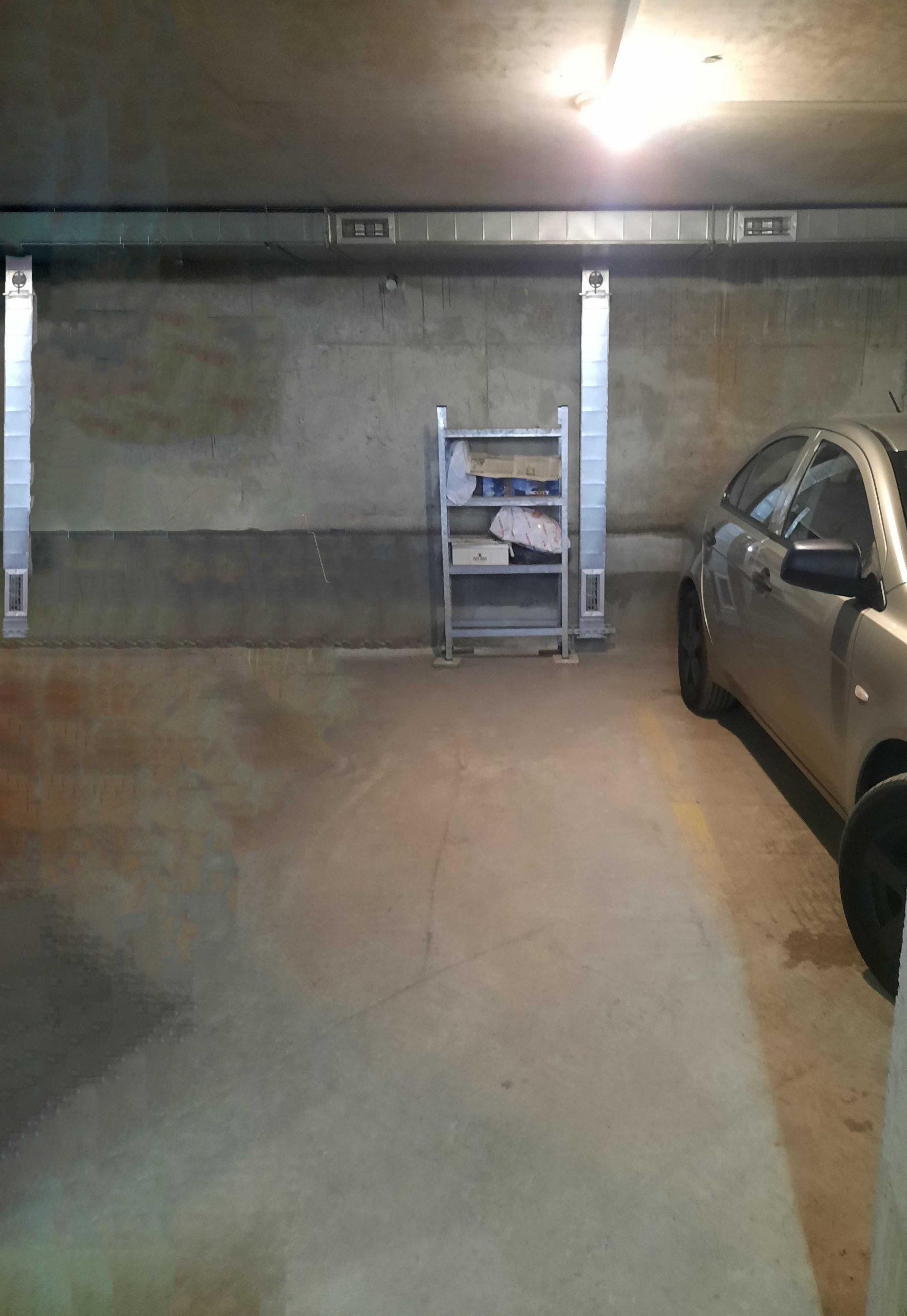 Дава се под наем Гараж / Паркомясто в София, Оборище - 14 кв.м за 102 € - Снимка #1