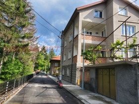 Дава се под наем Етаж от къща в Стрелча - 100 кв.м за 204 € - Снимка #1