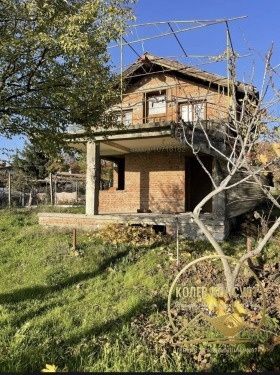 Къща в Омуртаг - 1000 кв.м за 13 €/кв.м - Снимка #1