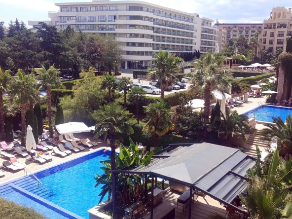 Тристаен апартамент в к.к. Златни пясъци - 160 кв.м за 2032 €/кв.м - Снимка #1