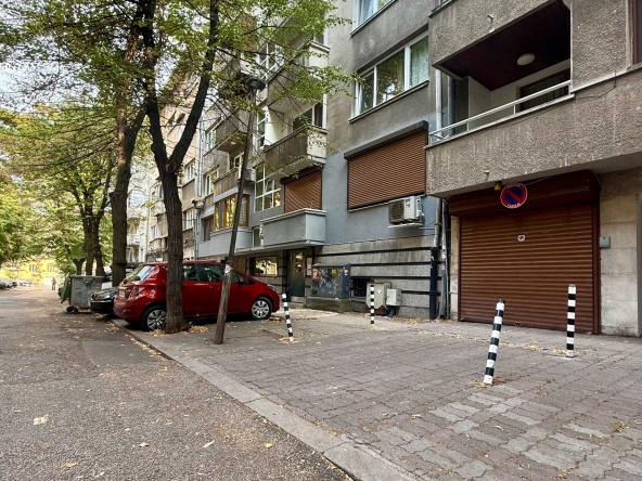 Дава се под наем Гараж / Паркомясто в София, Оборище - 18 кв.м за 200 € - Снимка #1