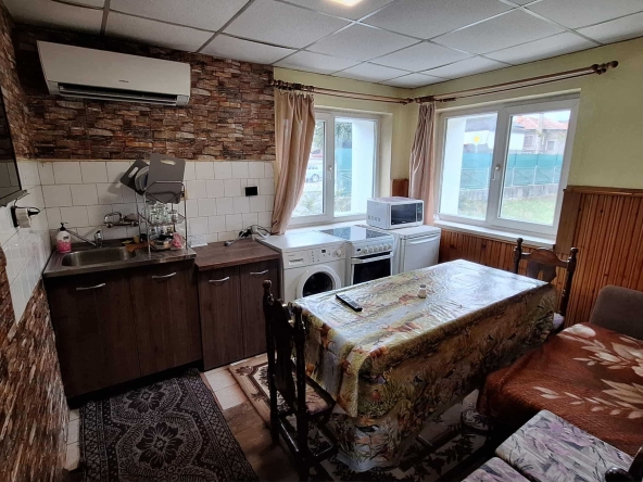 Дава се под наем Тристаен апартамент в Пирдоп - 78 кв.м за 39.78 € - Снимка #1