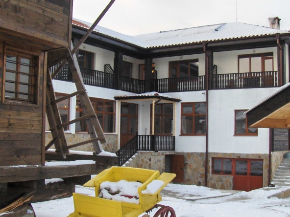 Дава се под наем Къща в с. Козичино, Област Бургас - 400 кв.м за 299241.99 € - Снимка #1