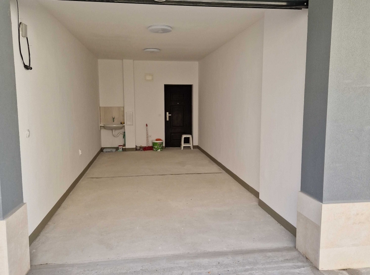 Дава се под наем Гараж / Паркомясто в Варна, Център - 21 кв.м за 204 € - Снимка #1