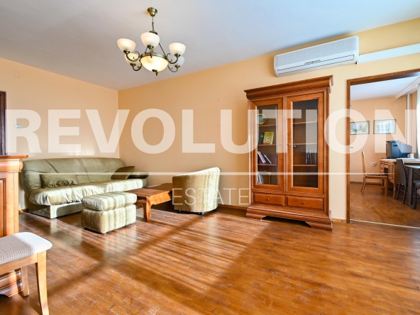 Дава се под наем Тристаен апартамент в София, Изток - 98 кв.м за 900 € - Снимка #1
