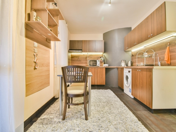 Дава се под наем Двустаен апартамент в София, Център - 80 кв.м за 749 € - Снимка #1