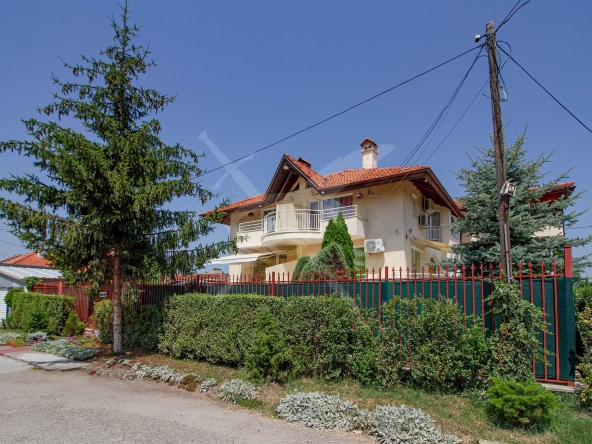 Къща в София, Левски - 450 кв.м за 1700 €/кв.м - Снимка #1