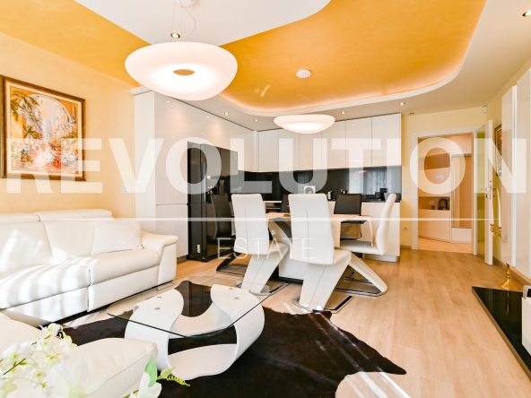 Дава се под наем Тристаен апартамент в София, Център - 119 кв.м за 1200 € - Снимка #1