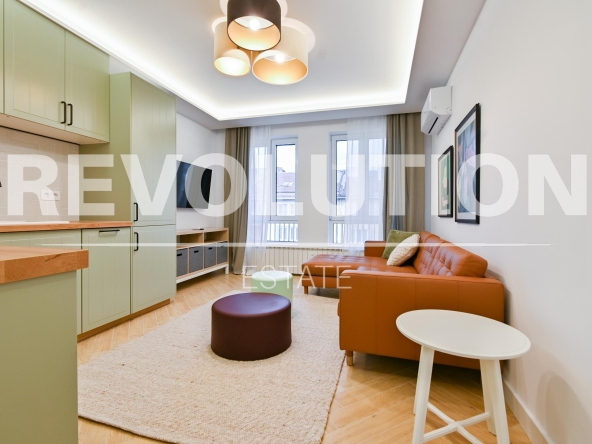 Дава се под наем Тристаен апартамент в София, Център - 90 кв.м за 1300 € - Снимка #1