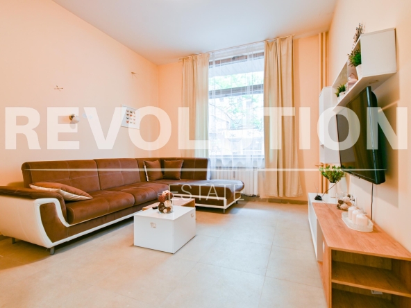 Дава се под наем Тристаен апартамент в София, Център - 110 кв.м за 1246.44 € - Снимка #1