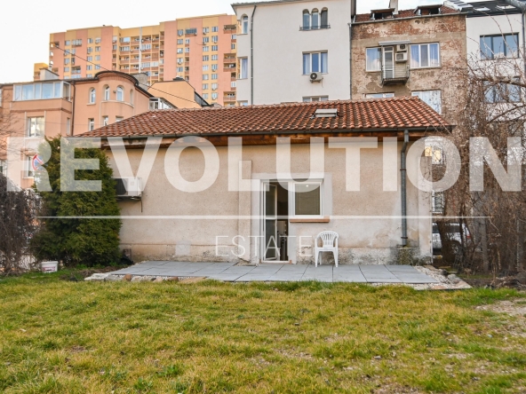 Дава се под наем Къща в София, Център - 150 кв.м за 1500 € - Снимка #1