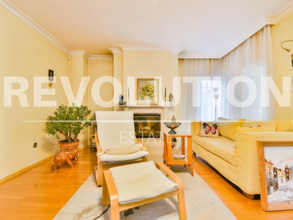 Дава се под наем Къща в София, Надежда 2 - 300 кв.м за 1785 € - Снимка #1