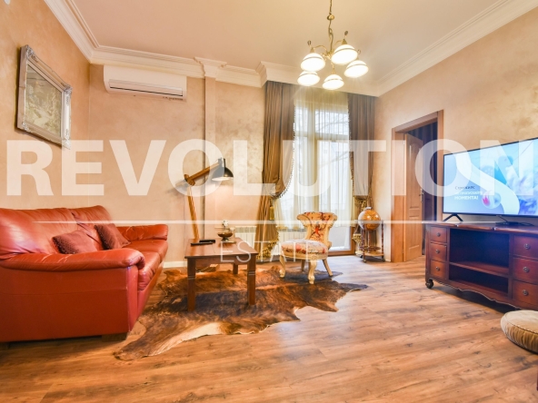 Дава се под наем Тристаен апартамент в София, Център - 80 кв.м за 1250 € - Снимка #1