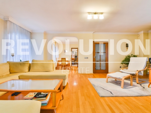 Дава се под наем Къща в София, Надежда 2 - 300 кв.м за 1500 € - Снимка #1