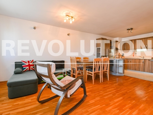 Дава се под наем Тристаен апартамент в София, Оборище - 140 кв.м за 800 € - Снимка #1