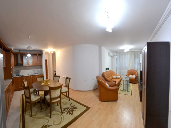 Дава се под наем Тристаен апартамент в Русе, Център - 103 кв.м за 561 € - Снимка #1