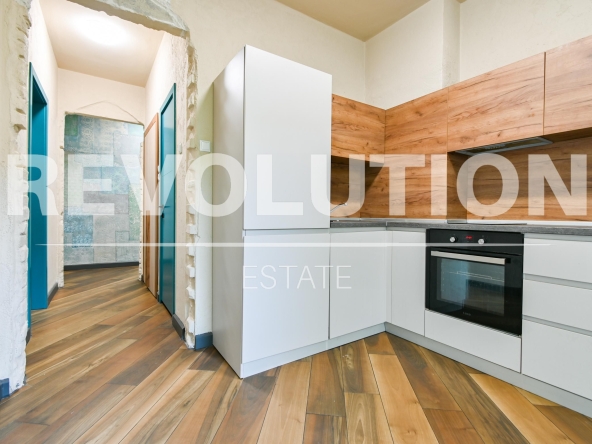 Дава се под наем Тристаен апартамент в София, Център - 86 кв.м за 900 € - Снимка #1