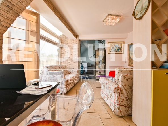 Дава се под наем Тристаен апартамент в София, Лозенец - 100 кв.м за 900 € - Снимка #1