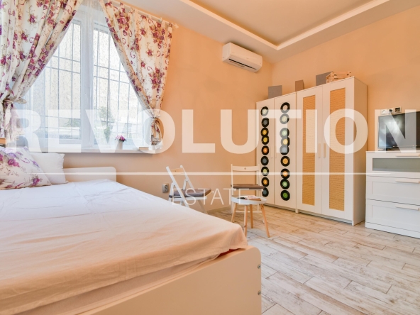 Дава се под наем Тристаен апартамент в София, Център - 70 кв.м за 800 € - Снимка #1