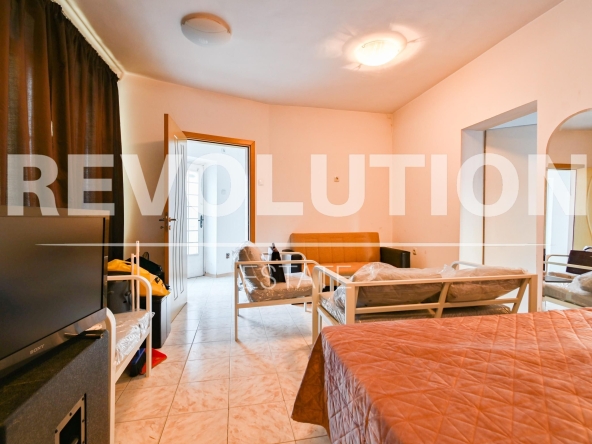 Дава се под наем Къща в София, Център - 150 кв.м за 1450 € - Снимка #1