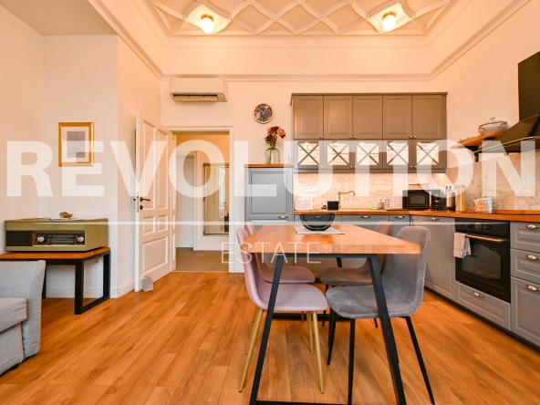 Дава се под наем Тристаен апартамент в София, Център - 90 кв.м за 1250 € - Снимка #1