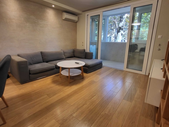 Дава се под наем Тристаен апартамент в Бургас, Център - 75 кв.м за 750 € - Снимка #1