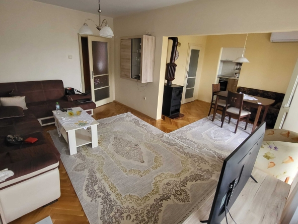 Дава се под наем Тристаен апартамент в Бургас, Център - 80 кв.м за 408 € - Снимка #1