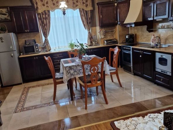 Дава се под наем Тристаен апартамент в Банско - 100 кв.м за 51 € - Снимка #1