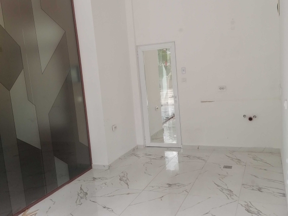 Дава се под наем Магазин в Харманли - 26 кв.м за 255 € - Снимка #1