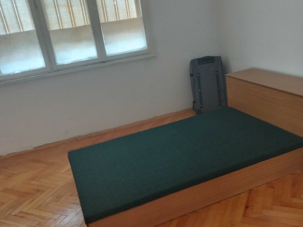 Дава се под наем Тристаен апартамент в Плевен, Идеален център - 90 кв.м за 306 € - Снимка #1