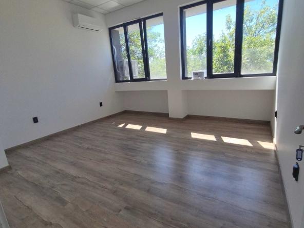 Дава се под наем Офис в Пловдив, Южен - 20 кв.м за 152 € - Снимка #1