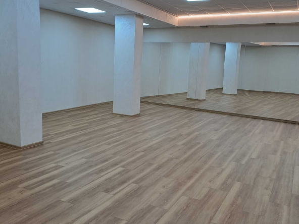 Дава се под наем Зала за събития в Плевен, Идеален център -  кв.м за 850 € - Снимка #1