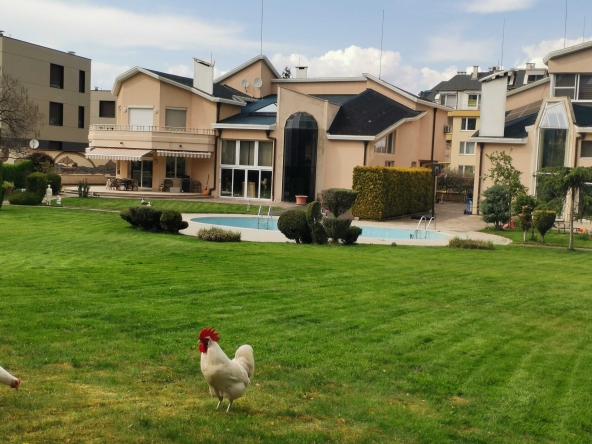 Дава се под наем Къща в София, Витоша - 300 кв.м за 61.2 € - Снимка #1