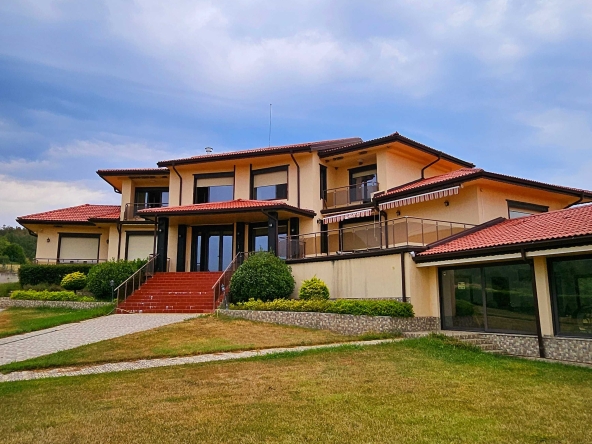 Къща в Елена - 860 кв.м за 1779 €/кв.м - Снимка #1