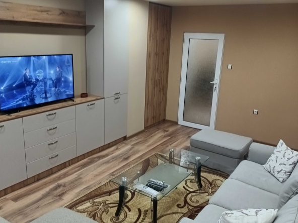 Дава се под наем Четиристаен апартамент в Търговище, Изток 1 - 90 кв.м за 348.84 € - Снимка #1