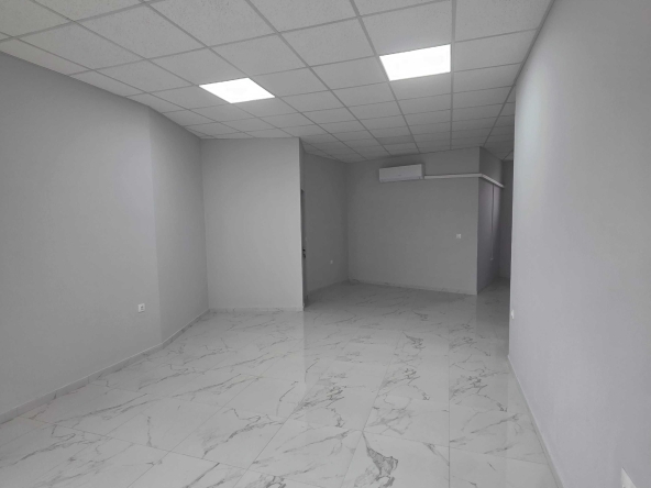 Дава се под наем Магазин в Разград, Освобождение - 51 кв.м за 418.71 € - Снимка #1