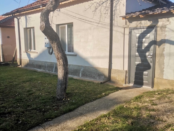 Къща в с. Ясеновец, Област Разград - 100 кв.м за 930 €/кв.м - Снимка #1