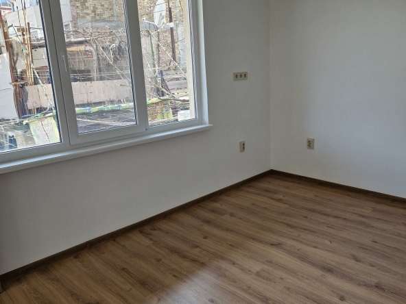 Дава се под наем Етаж от къща в Варна, Цветен квартал - 90 кв.м за 598.23 € - Снимка #1