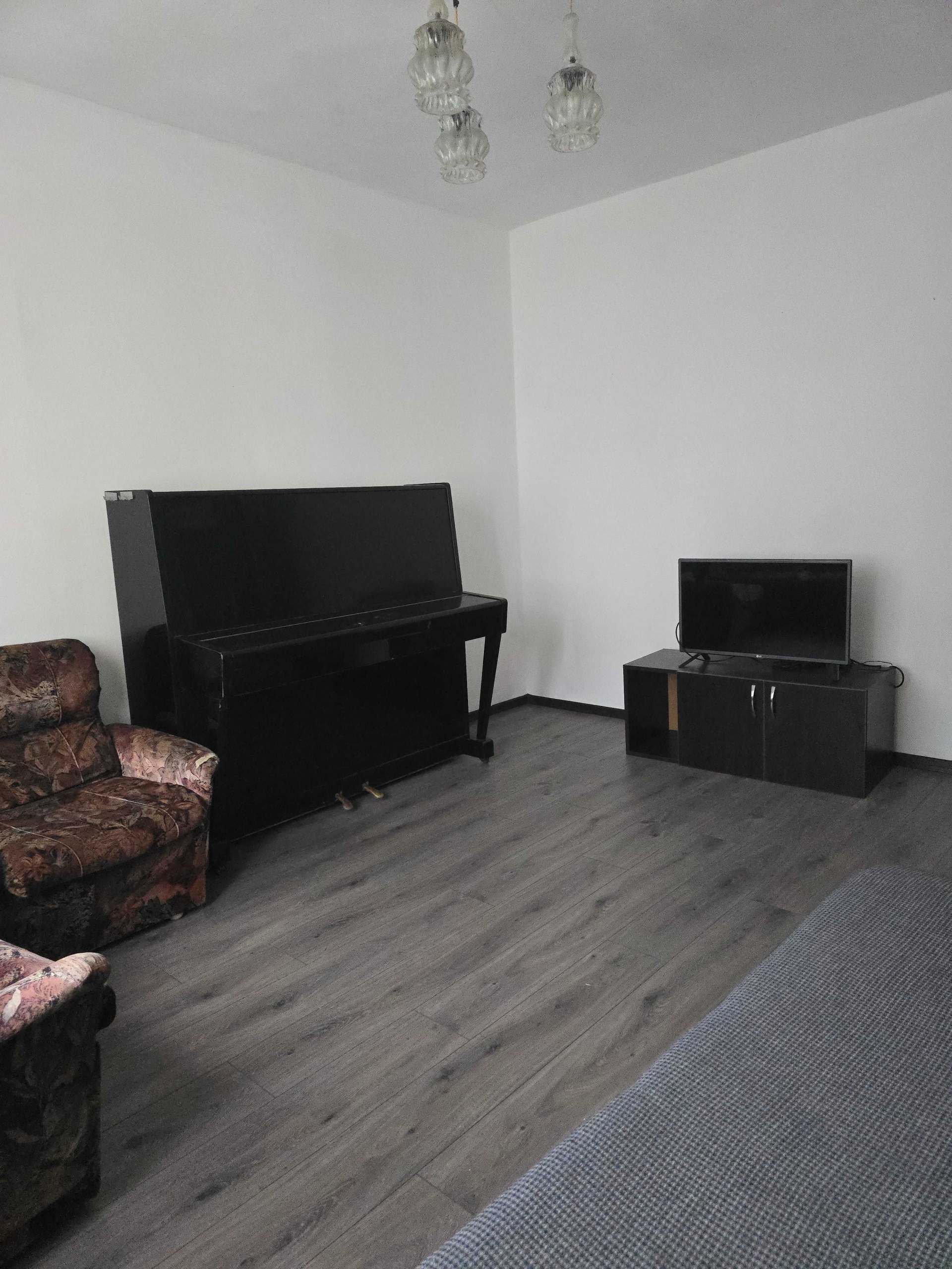 Дава се под наем Тристаен апартамент в Пловдив, Център - 82 кв.м за 418.71 € - Снимка #1