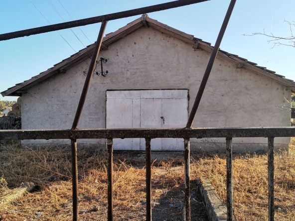 Промишлена сграда в с. Долни Луковит, Област Плевен - 440 кв.м за 58 €/кв.м - Снимка #1