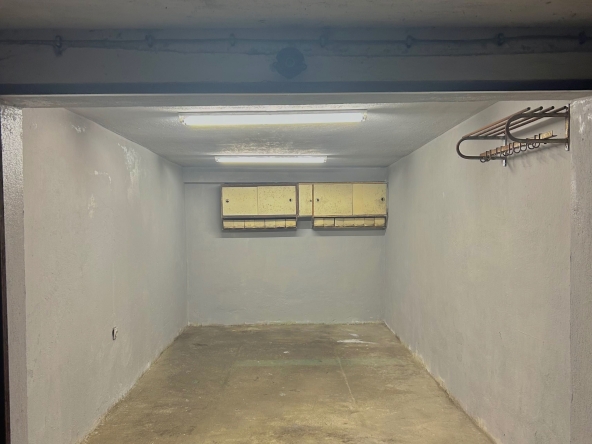 Дава се под наем Гараж / Паркомясто в София, Иван Вазов - 18 кв.м за 204 € - Снимка #1