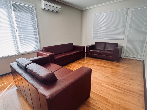 Дава се под наем Тристаен апартамент в София, Център - 90 кв.м за 847.62 € - Снимка #1