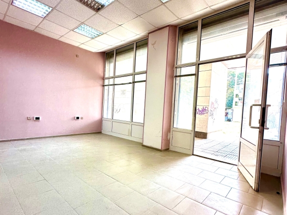 Дава се под наем Магазин в Русе, Алеи Възраждане - 28 кв.м за 255 € - Снимка #1