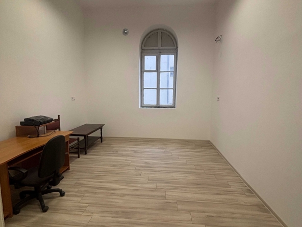 Дава се под наем Офис в Карлово - 16 кв.м за 204 € - Снимка #1